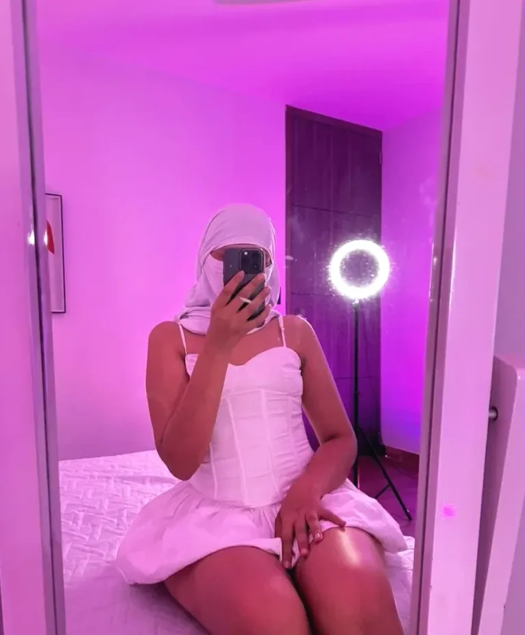 Claudia, 23