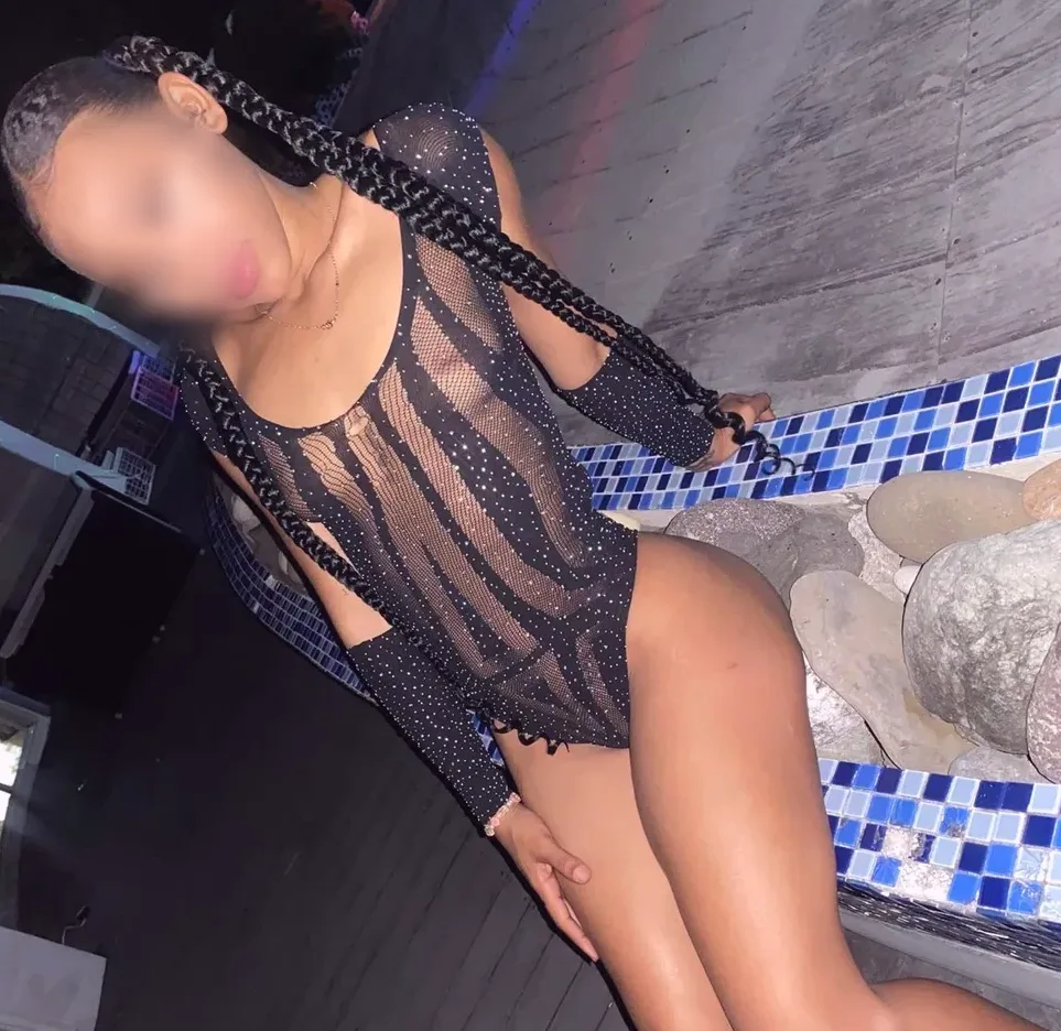 Larissa, 20