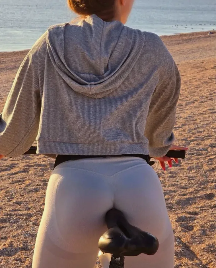 Viktoria, 23
